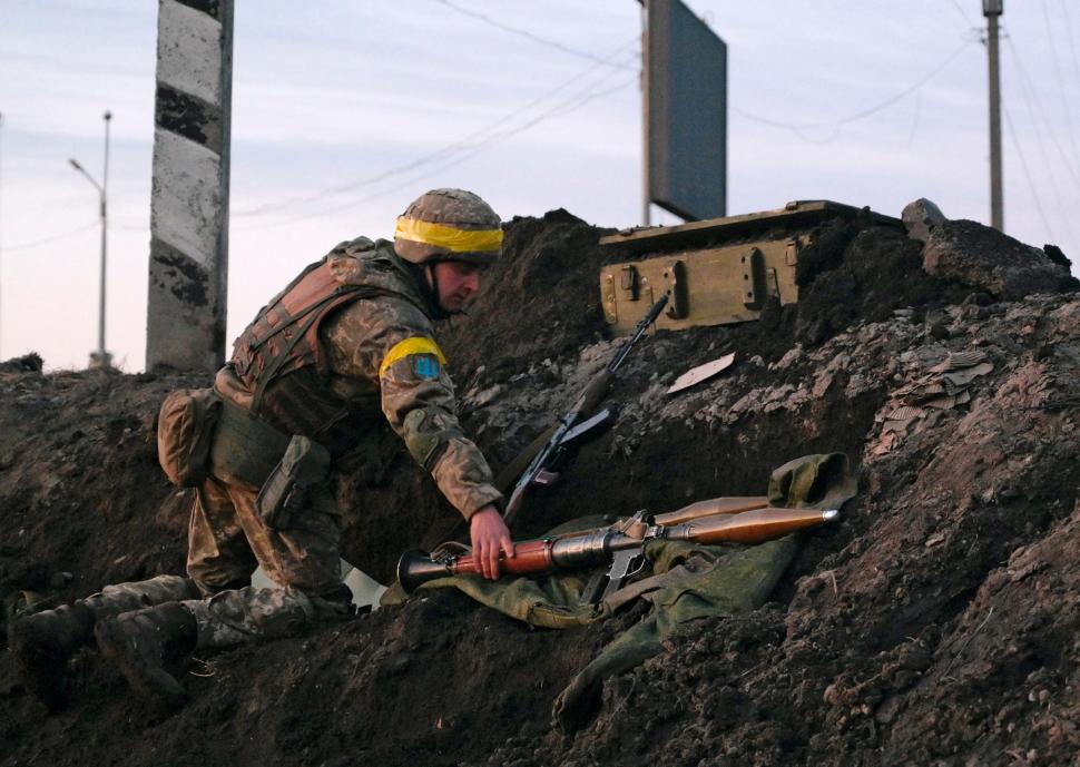 EN UNA TRINCHERA. Un militar ucraniano sostiene un lanzador de granadas propulsadas por cohetes en posiciones de combate fuera de la ciudad de Kharkiv.                   