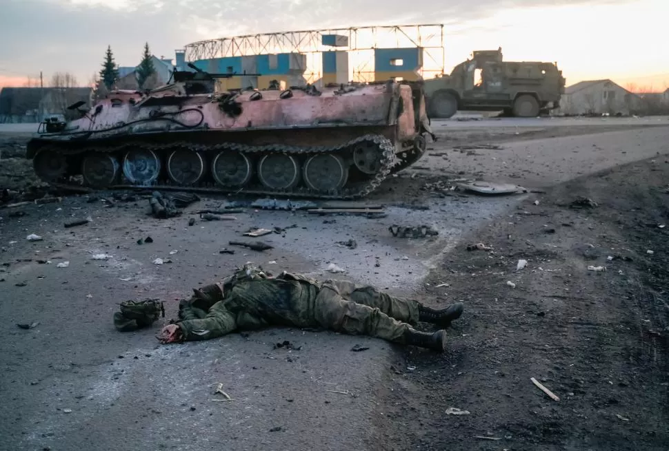 MUERTO EN COMBATE. El cuerpo de un soldado, sin insignias, que el ejército ucraniano afirma que es un militar del ejército ruso muerto en combate, yace en una carretera a las afueras de la ciudad de Járkov, Ucrania. 