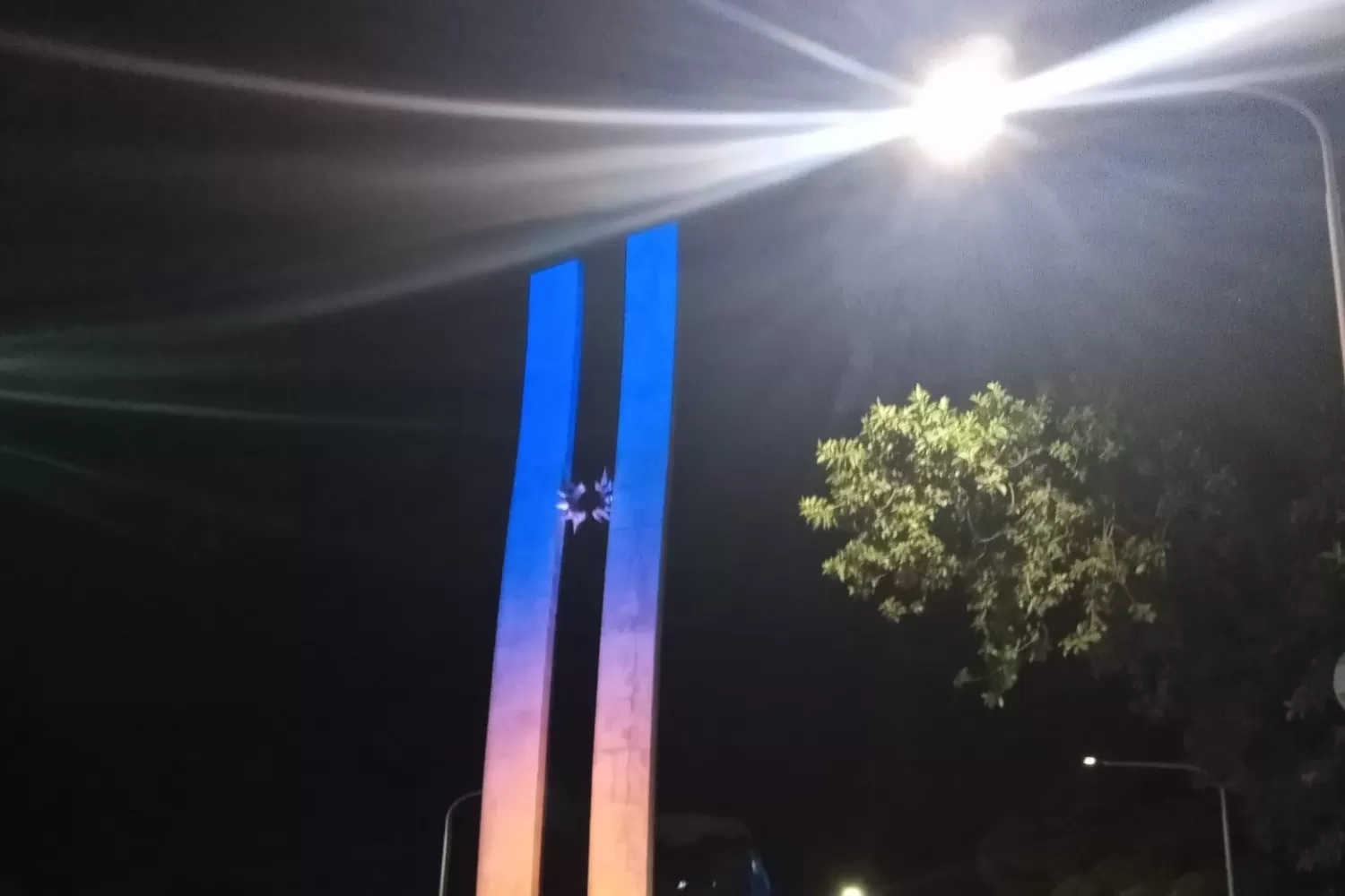 MONUMENTO AL BICENTENARIO. Alfaro decidió iluminarlo con los colores de Ucrania. Foto: Prensa SMT