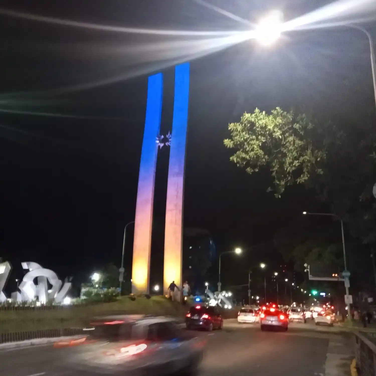 MONUMENTO AL BICENTENARIO. Alfaro decidió iluminarlo con los colores de Ucrania. Foto: Prensa SMT