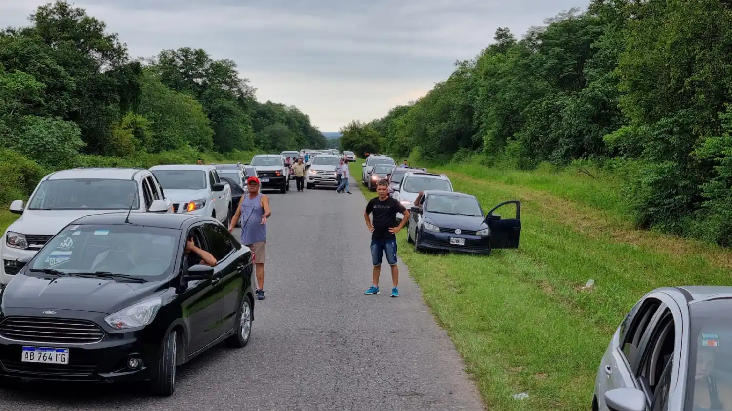 PROTESTA CAMINO A LOS VALLES. Una extensa fila de vehículos quedaron atascados por el reclamo. 