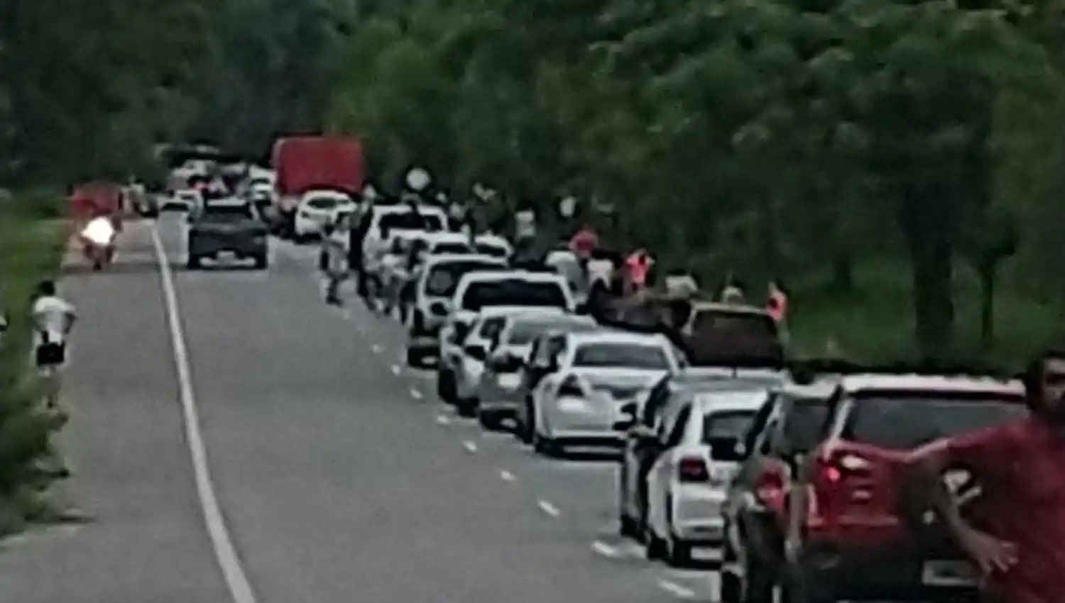 CAMINO A LOS VALLES. Una manifestación impide que los automovilistas puedan subir.