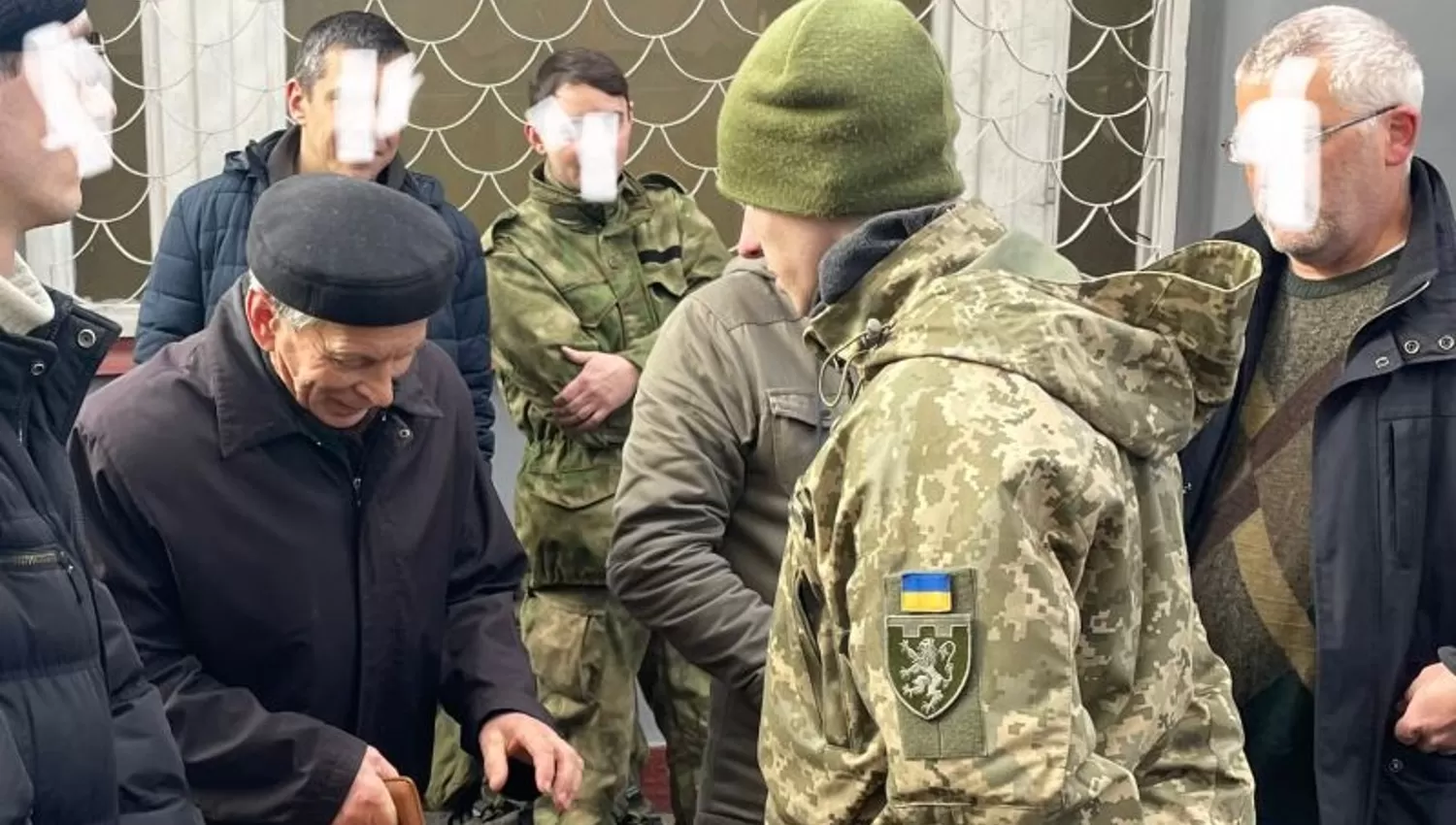 POR SUS NIETOS. Un abuelo ucraniano de 80 años quiere alistarse en el ejército para enfrentar a las tropas rusas. Foto tomada de Twitter: @KatyaYushchenko