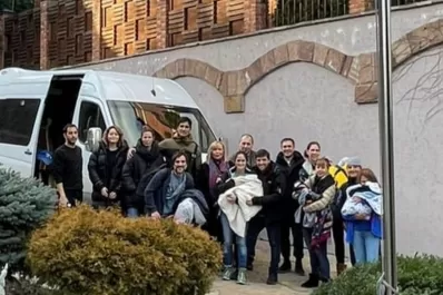 Cinco familias argentinas con bebés de vientres subrogados fueron evacuadas de Kiev