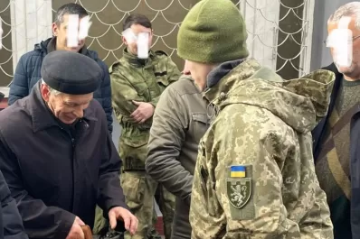 Un abuelo ucraniano decidió alistarse en el ejército: lo hago por mis nietos