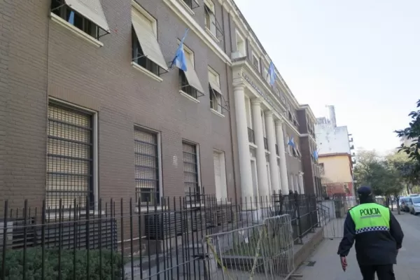 Detienen a un policía: violento ataque
