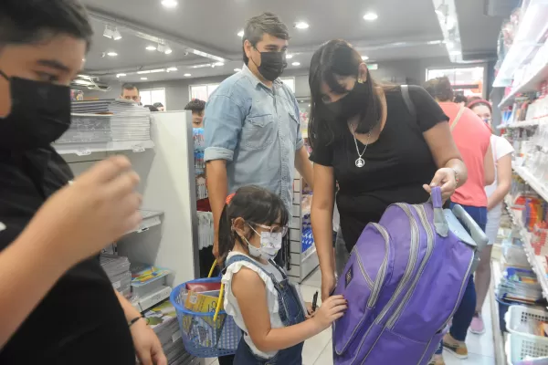 Hubo aglomeraciones para la compra de mochilas y delantales