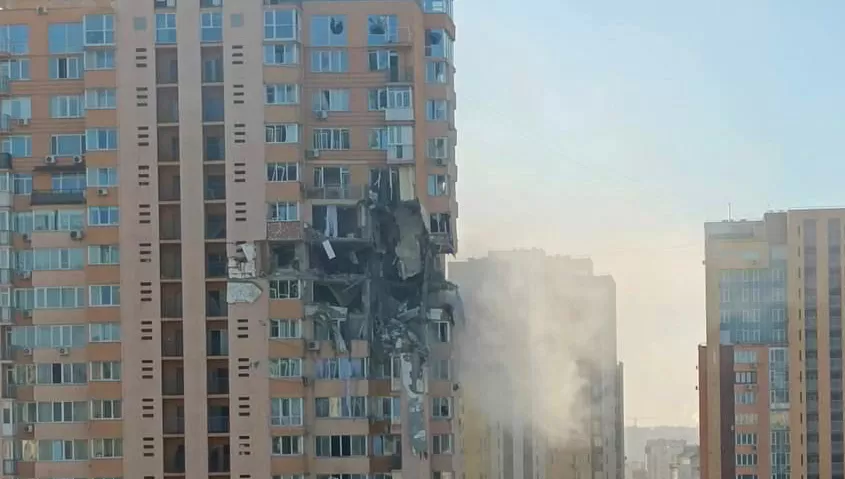 ATAQUES. Un misil ruso impactó en un edificio residencial en Kiev.
