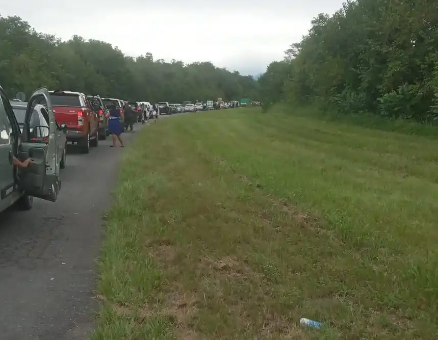 CORTE EN EL CAMINO A LOS VALLES. Decenas de automovilistas se vieron demorados por el reclamo.