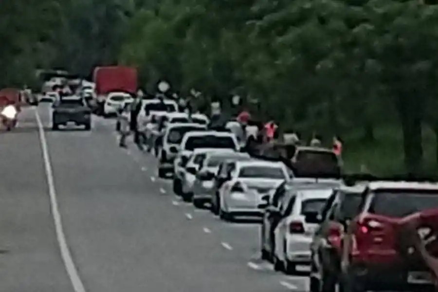 CAMINO A LOS VALLES. Una manifestación impide que los automovilistas puedan subir.