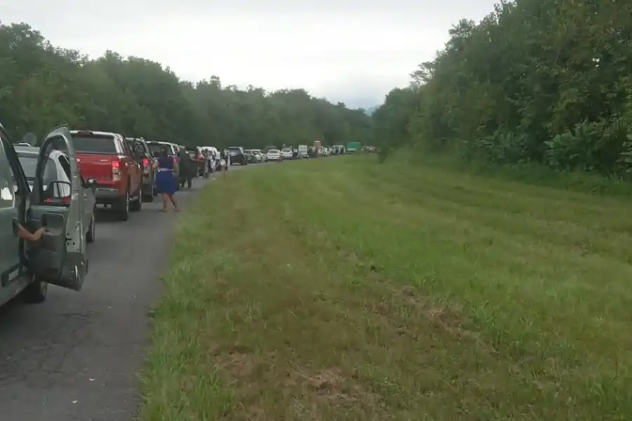 CORTE EN EL CAMINO A LOS VALLES. Decenas de automovilistas se vieron demorados por el reclamo.