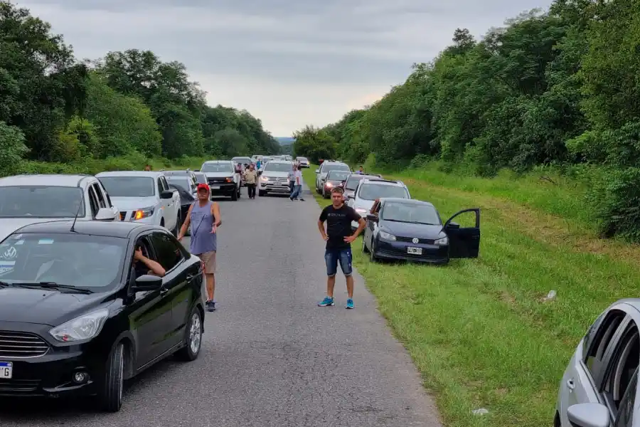 PROTESTA CAMINO A LOS VALLES. Una extensa fila de vehículos quedaron atascados por el reclamo. 