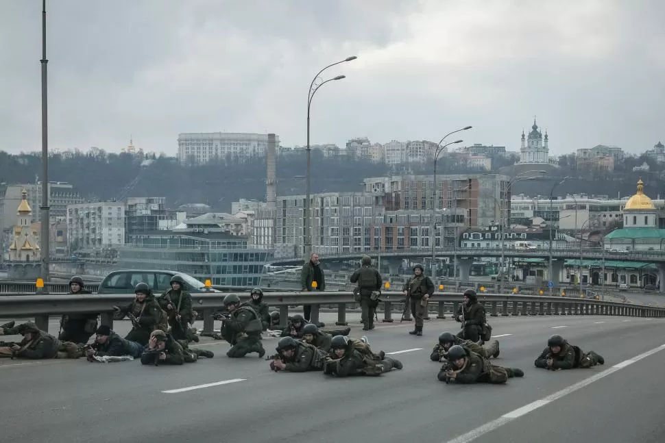 EN POSICIÓN. Miembros del servicio de la Guardia Nacional de Ucrania aguardan a la entrada de Kiev la llegada de las tropas rusas. ARCHIVO LA GACETA