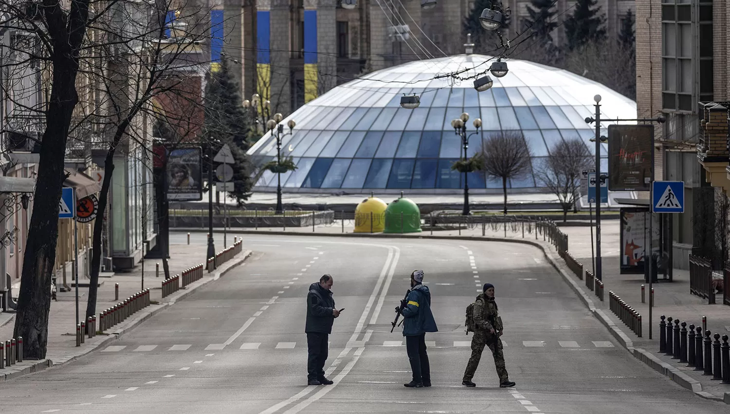 CALLES DESIERTAS. Militares vigilan el perímetro de la plaza principal de Kiev.