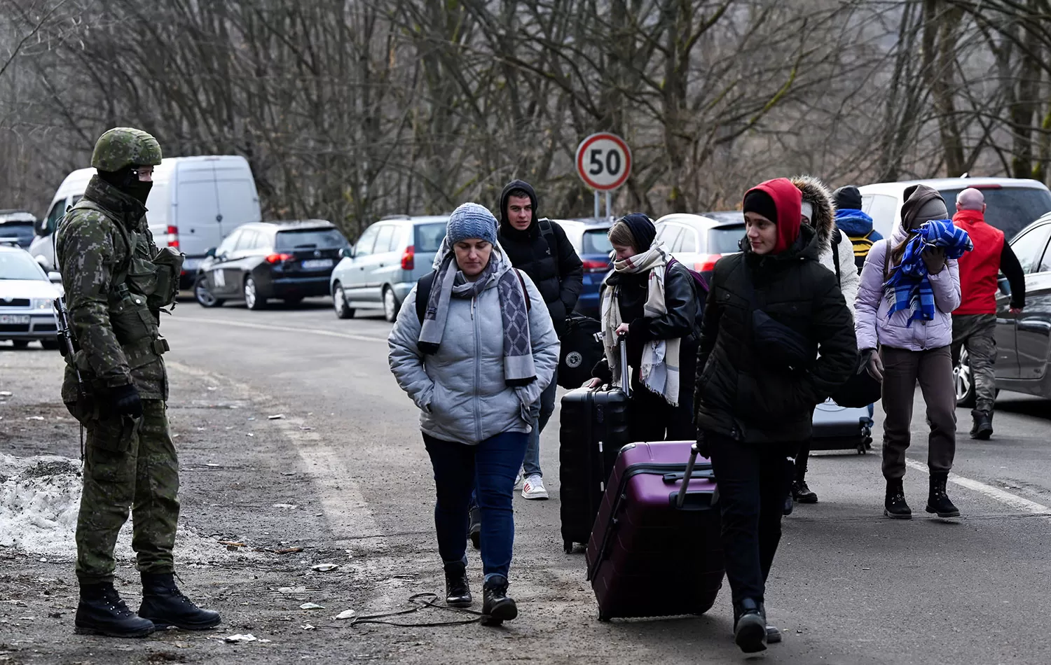 LA PEOR CARA DE LA GUERRA. Ciudadanos ucranianos llegan con sus valijas a Eslovaquia para escapar de los sangrientos ataques rusos. 