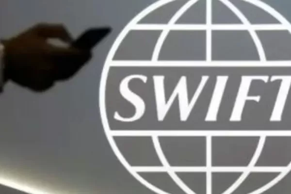 ¿Qué consecuencias sufriría Rusia con la exclusión del SWIFT?