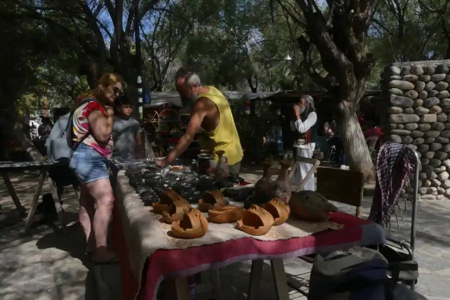 IMPACTO ECONÓMICO. Los artesanos explican que sus ventas  bajaron drásticamente. Esperaban este fin de semana largo como un impulso, pero todo se frustró. 