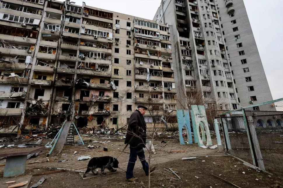 GUERRA. Un edificio destruido tras lo ataques rusos en Ucrania. Foto: Reuters / Imagen Ilustrativa