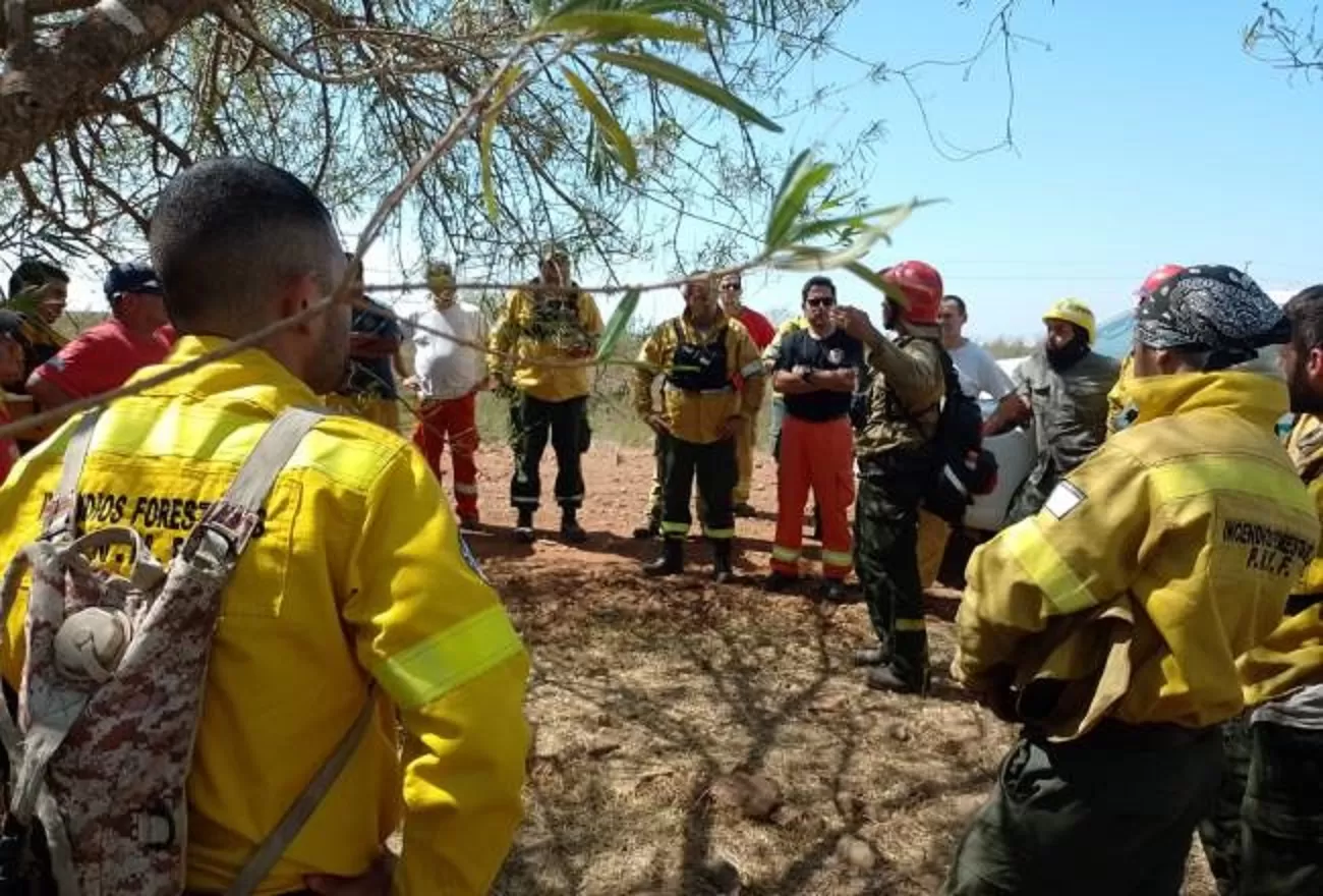 EN CORRIENTES. Brigadistas tucumanos viajaron a Corrientes para colaborar con la lucha contra los incendios. Foto: Comunicación Pública