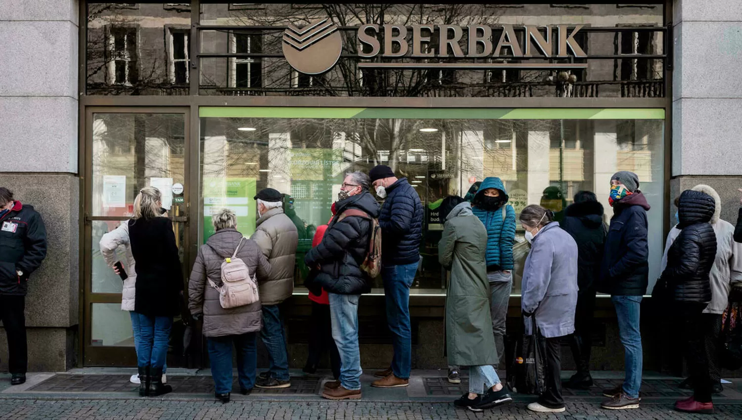 DESCONFIANZA. Largas colas de ahorristas se sucedieron en los cajeros de Sberbank Europe AG en Rusia y en sus sucursales europeas.