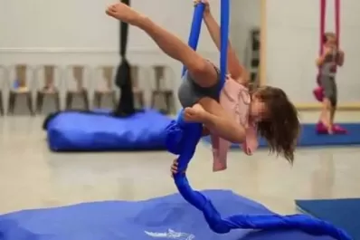Una niña murió ahorcada haciendo acrobacia con telas