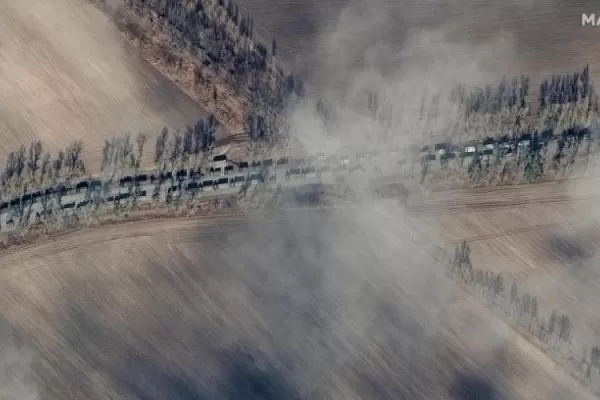 Las fuerzas terrestres rusas se acercan a Kiev con un convoy que se extiende por kilómetros