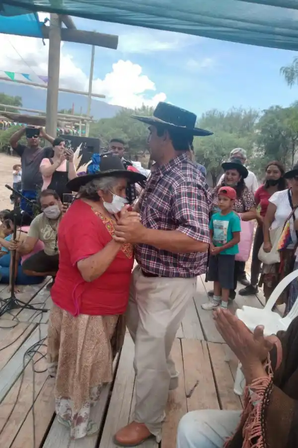 FESTEJO. Doña Felisa baila con Miguel Flores, cacique de la comunidad.