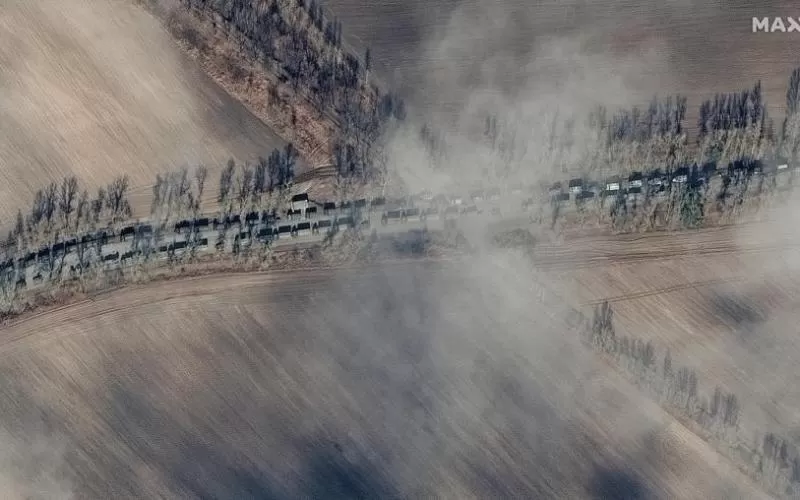 Las fuerzas terrestres rusas se acercan a Kiev con un convoy que se extiende por kilómetros