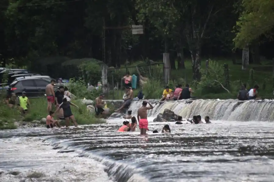 AL AGUA. Los chicos se divirtieron chapoteando en el balneario, a 10 km de la ciudad de Alberdi.