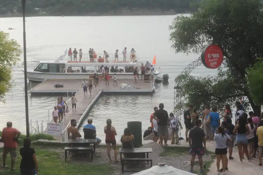 ATRACTIVOS. Un paseo en embarcación por las aguas del dique.