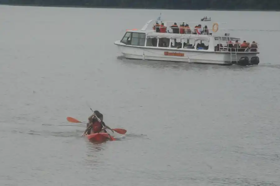  ATARDECER. Un paseo en kayak es una de las opciones preferidas de los visitantes especialmente al ocaso. “Todos pueden hacer kayak”, afirmó Gonzalo Fontana de TKC.