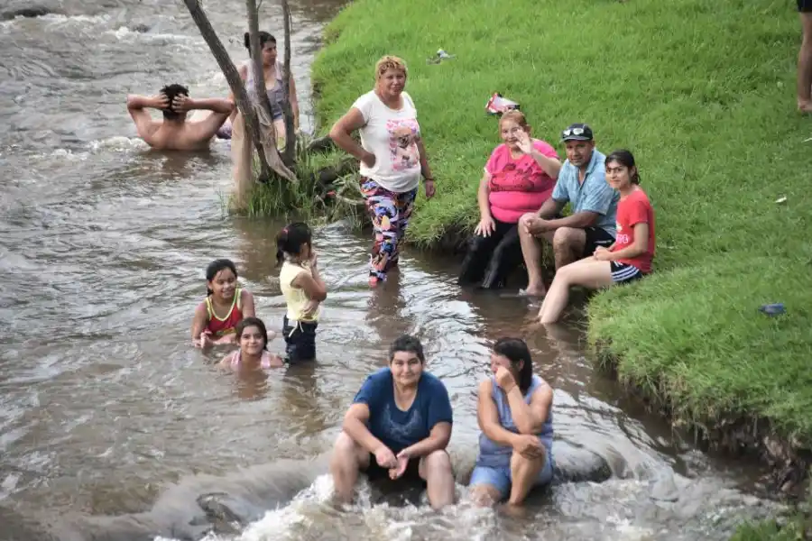 LOS PIES. Los grandes también aprovecharon el agua del río. El balneario es un lugar para disfrutar en familia.
