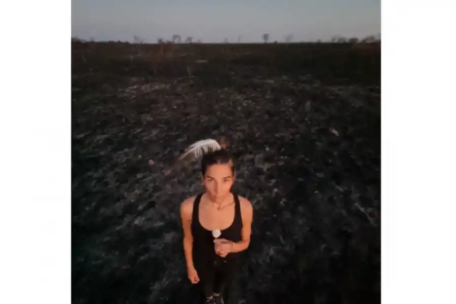 Juana Viale posó en los campos incendiados de Corrientes y la criticaron