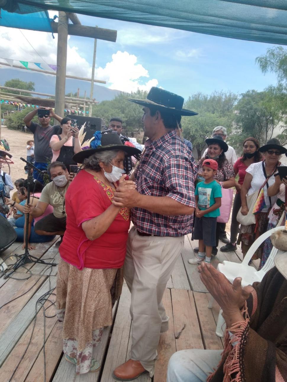 FESTEJO. Doña Felisa baila con Miguel Flores, cacique de la comunidad.