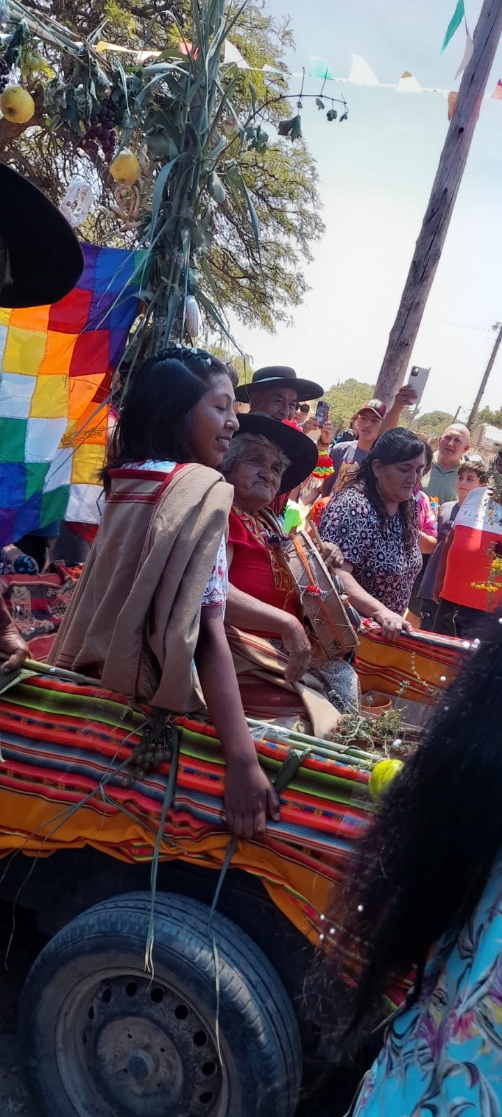 FELISA YAPURA. Elegida por el Consejo de Ancianos, la nueva Pachamama es llevada en la carroza durante el evento en el que fue escogida como representante de la Madre Tierra.