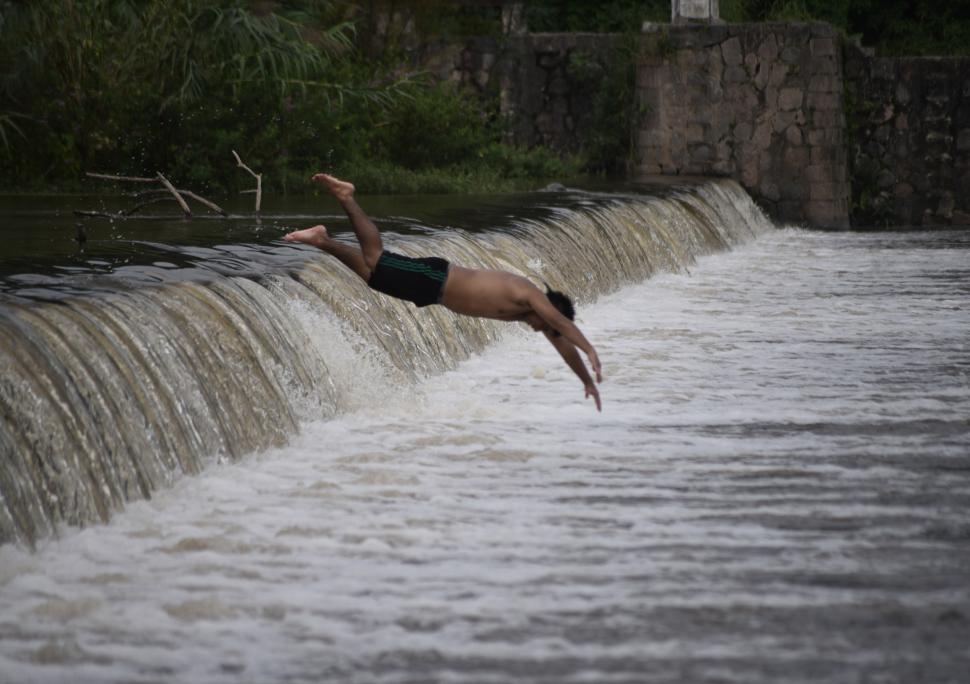 UN CHAPUZÓN. Nada mejor que las aguas del río Marapa para contrarrestar el calor del domingo. 