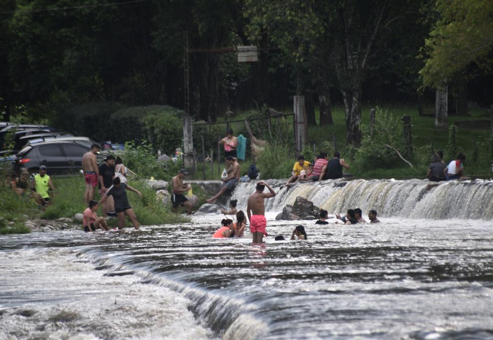 AL AGUA. Los chicos se divirtieron chapoteando en el balneario, a 10 km de la ciudad de Alberdi.