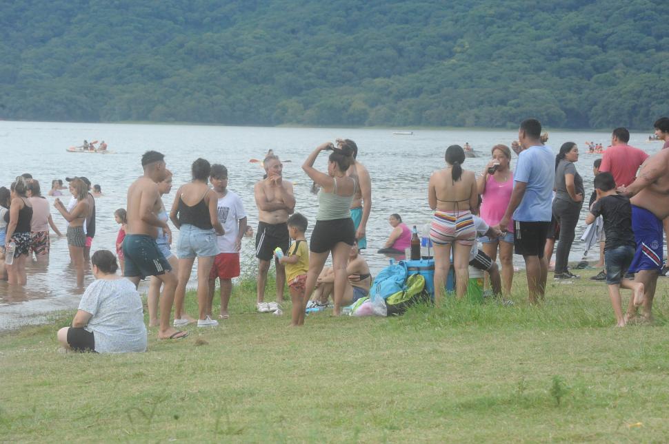 AMIGOS. ”Vinimos entre amigos a pasar el día. No pensábamos que esté tan lindo”, contaron Jesi Ávalos y Hernán Herrera, mientras disfrutaban de unos mates.