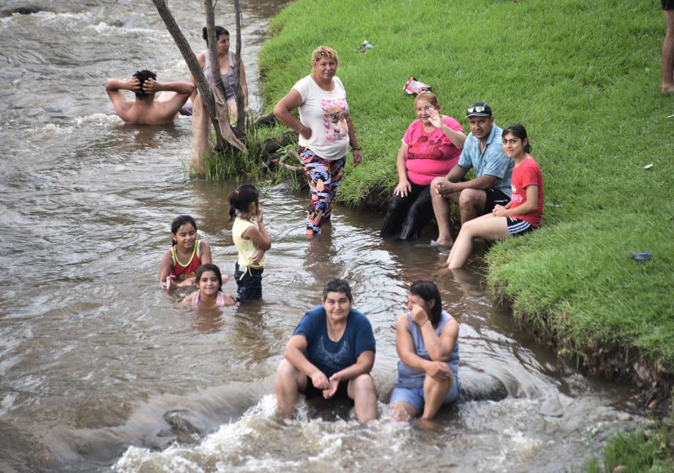 LOS PIES. Los grandes también aprovecharon el agua del río. El balneario es un lugar para disfrutar en familia.