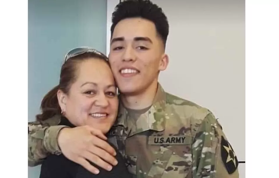 “Pongan a mi hijo en sus oraciones”: emotiva despedida de una madre a soldado antes de ir a combate