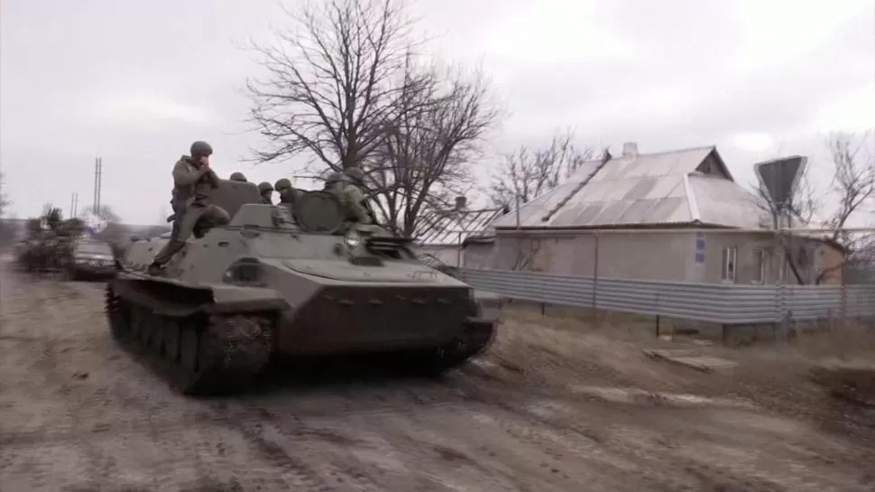 EN ALERTA. Rusia muestra un gran despliegue militar en Ucrania, y en las últimas horas un satélite registró el avance terrestre, que incluye tanques, moviéndose en dirección a la capital de Ucrania, a unos 65 kilómetros. 