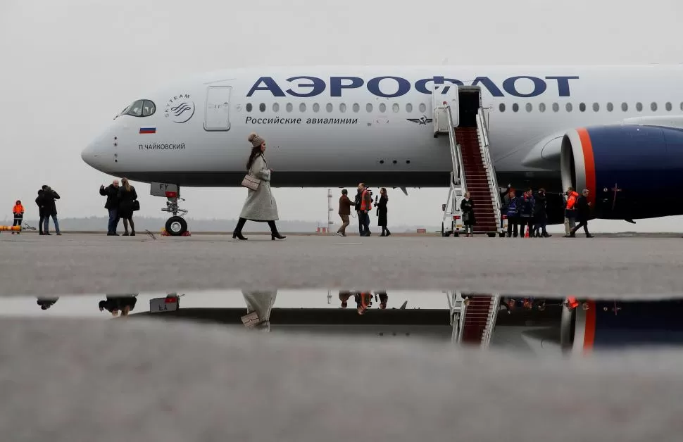 CASTIGO. La Unión Europea íntegra analiza prohibir el tránsito de aerolíneas rusas. 