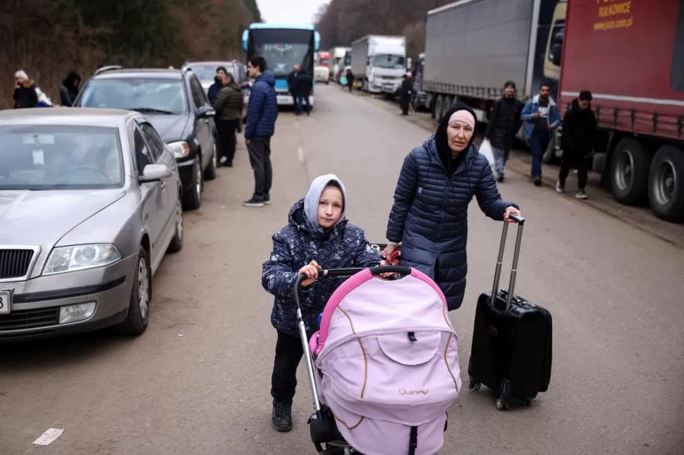 LA HUIDA. Se teme que 5 millones de personas se vayan de Ucrania. 