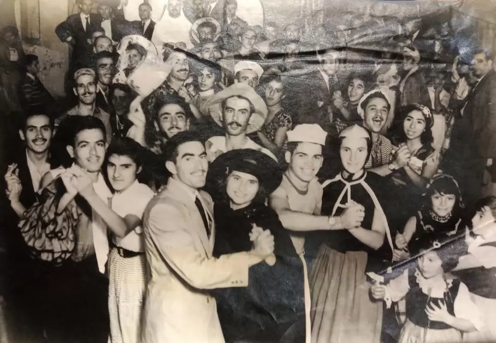 JUEGO CON AGUA. Desde siempre en nuestra provincia para estas fiestas se producen estas imágenes.  