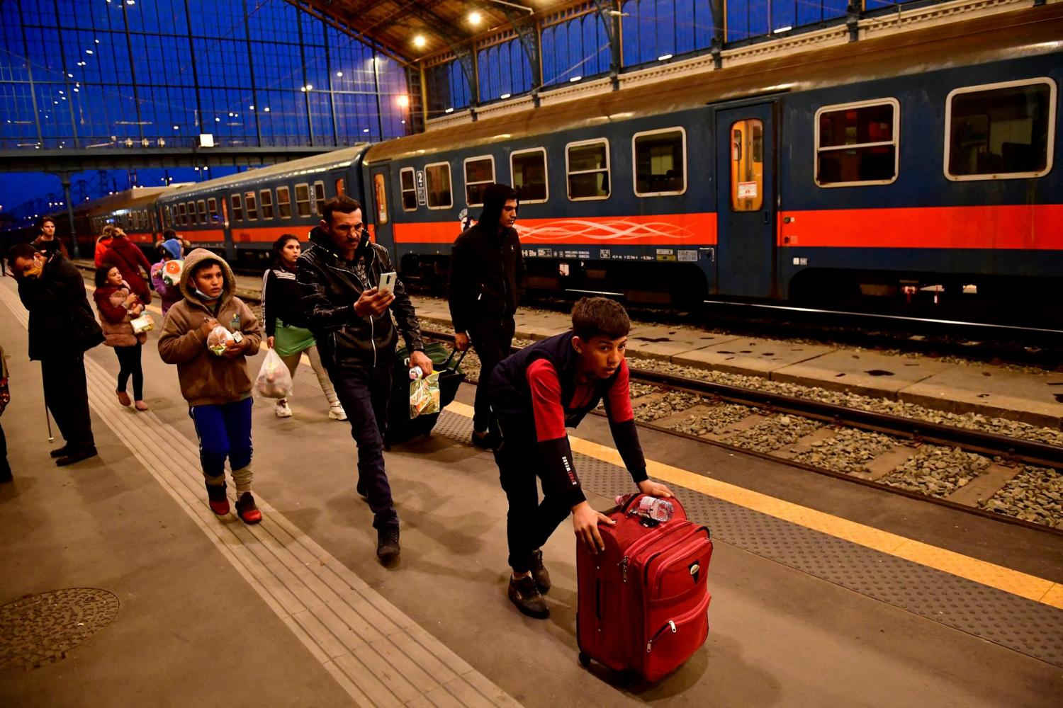 Una familia que huye de Ucrania llega a la estación de Nyugati, después de que Rusia lanzara una operación militar masiva contra Ucrania. Foto de Reuters