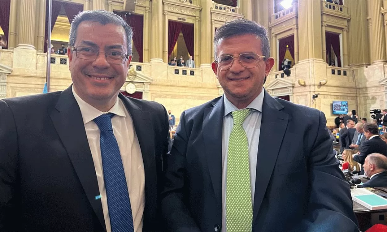 EN EL RECINTO. El diputado Cisneros y el presidente del bloque del Frente de Todos, Germán Martínez.