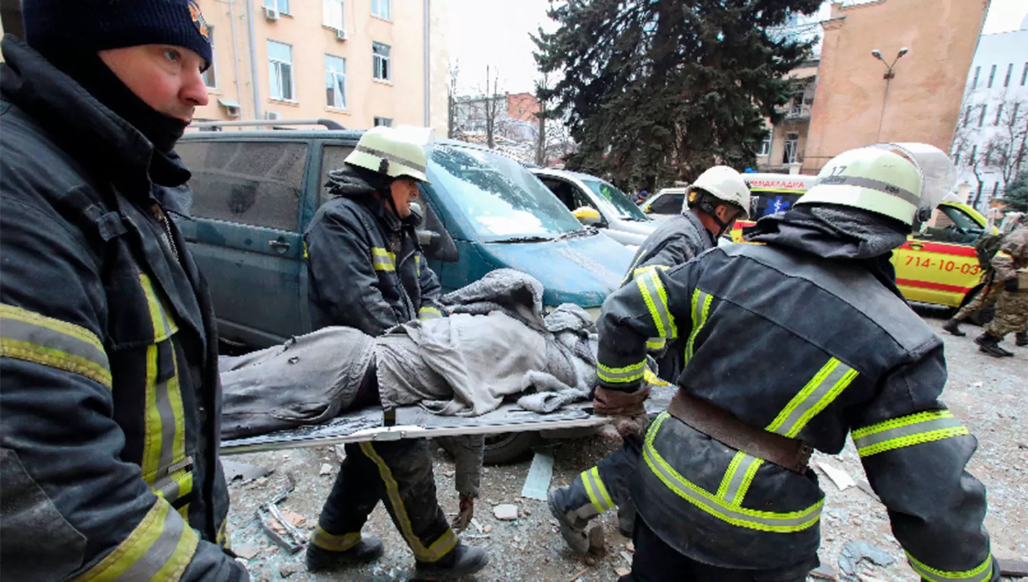 DESASTRE. Rescatistas llevan el cuerpo de una de las víctimas de los bombardeos en Kharkiv.