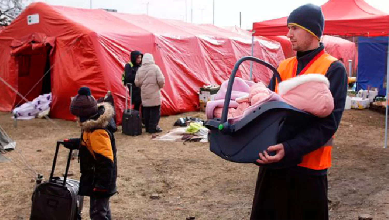 EN ESLOVAQUIA. Una familia ucraniana espera asistencia en un centro de refugiados en Vysne Nemecke.
