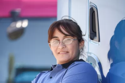 Pasó de manejar un transporte escolar a conductora de un camión