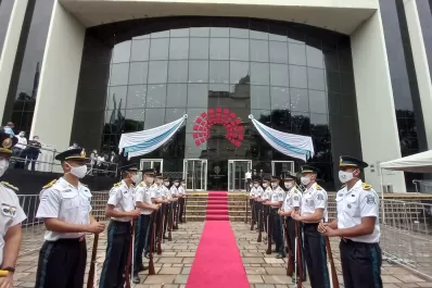 Sin pancartas ni movilizados: así recibió la Legislatura a Osvaldo Jaldo